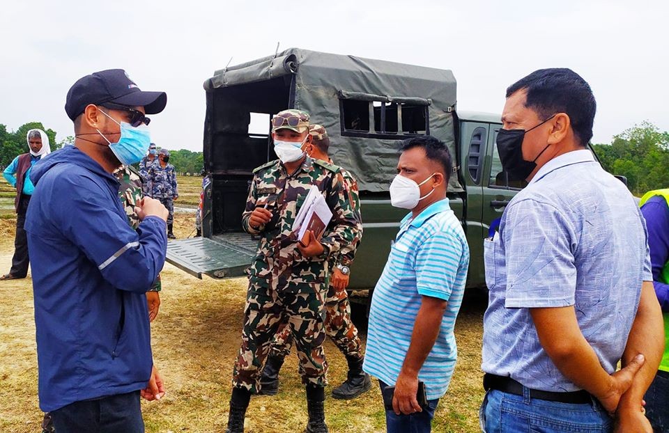 कोरोनाबाट मृत्यु भएका युवकको घर बनाउदै डाक्टर नितेश
