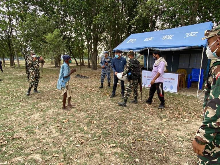 मनकारी डाक्टर नितेश, कोरोना संक्रमितलाई राहत बाँड्दै