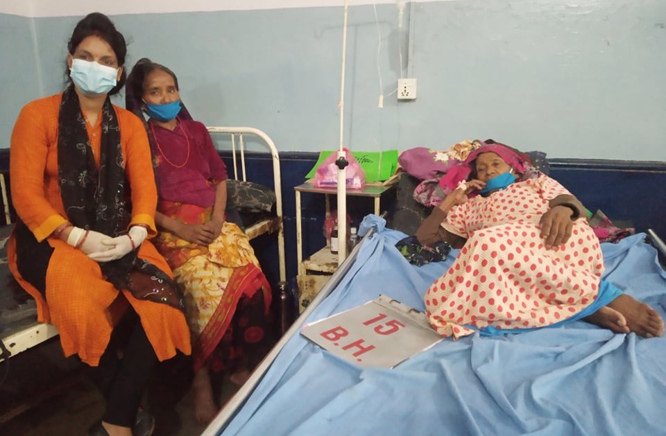 नेपालगन्ज मेडिकल कलेजले उपचार नगरि पठाएका दुई महिलाको भेरीमा उपचार हुदैँ