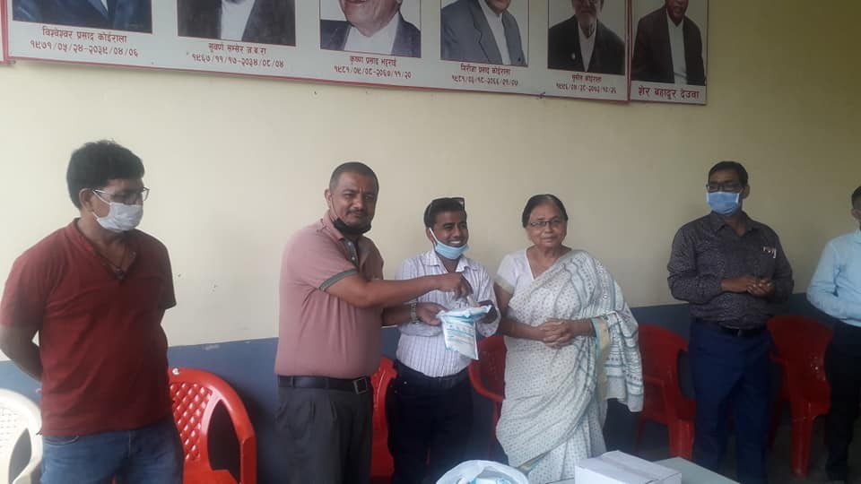 युनियन आबद्ध पत्रकारलाई माक्स र स्यानिटाइजर वितरण