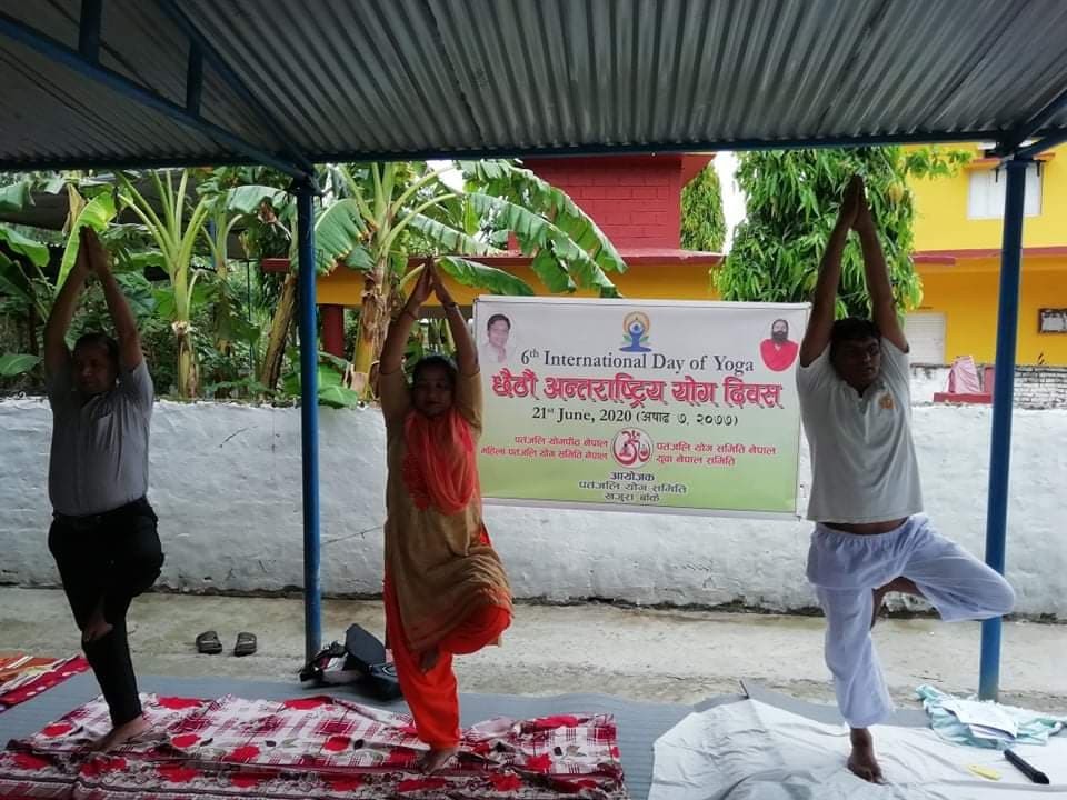योग अभ्यास गर्दै खजुरामा योग दिवश मनाइयो