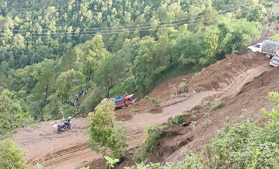 पहिरोले गहुँबाली बगायो, २० घर उच्च जोखिममा