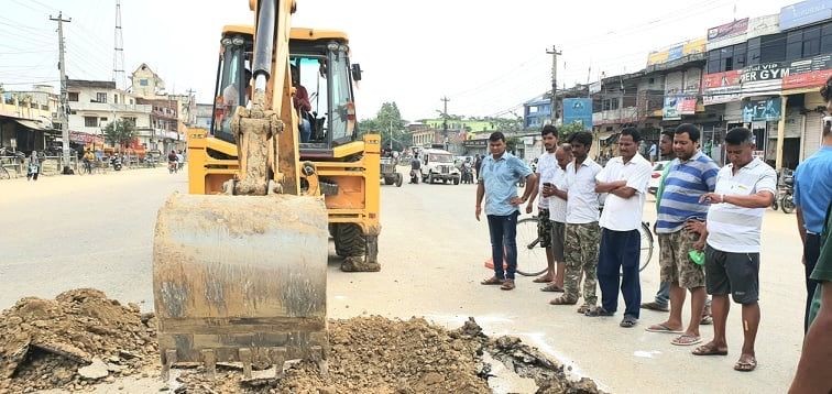 कारकाँदो उज्याले बनाउँदै वडाअध्यक्ष बर्मा