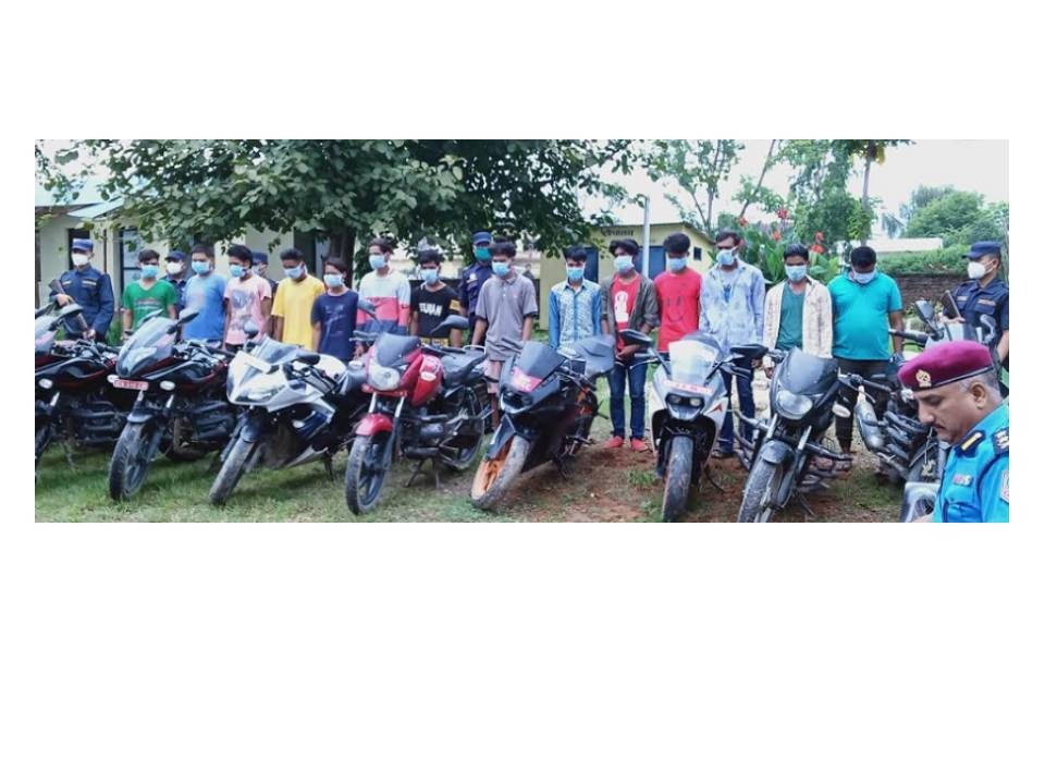 चोरीका मोटरसाईकल सहित १४ जना पक्राउ