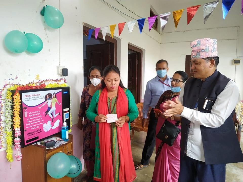 सामुदायिक विद्यालयमा भेन्डिङ्ग मेसिन