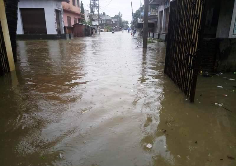 बाढीले बस्तीसहित सरकारी कार्यालयका भवन जोखिममा