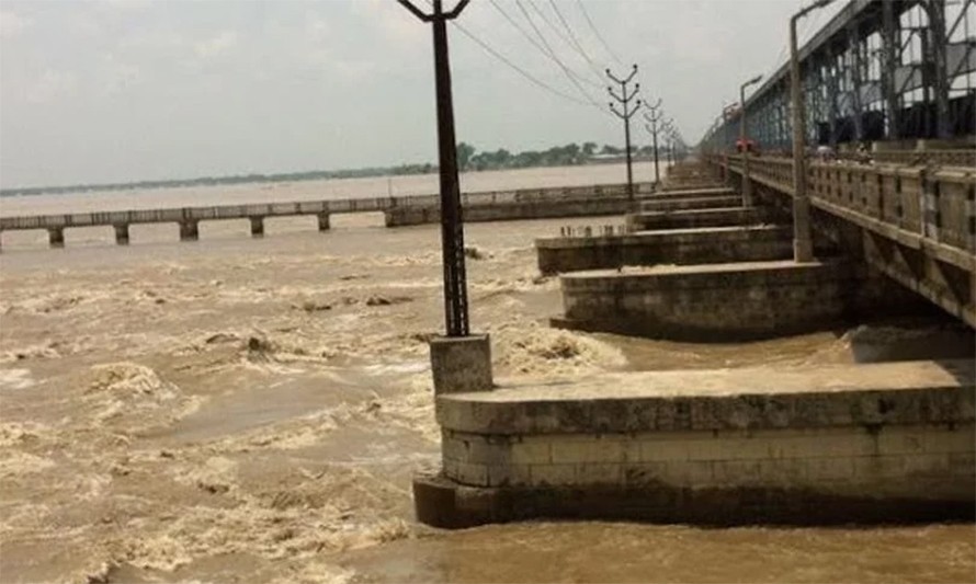 सप्तकोशीको बहाव वर्षकै उच्च, कोशी ब्यारेजका ५६ मध्ये ४६ वटा ढोका खोलिए