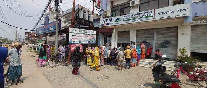 बैंकमा स्वास्थ्य सुरक्षा उपायसँगै कारोवार