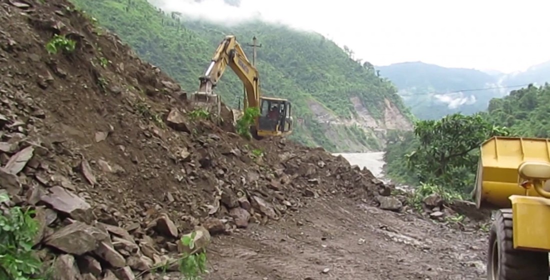 पहिरोले कर्णाली राजमार्ग अवरुद्ध