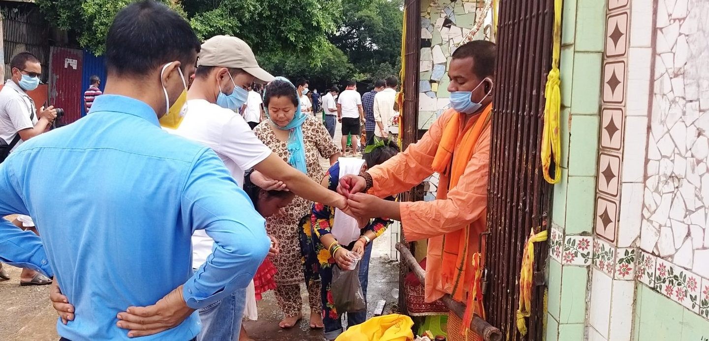 कोरोना सन्त्रासकाबीच फेरियो जनै, बाँधियो रक्षाबन्धन