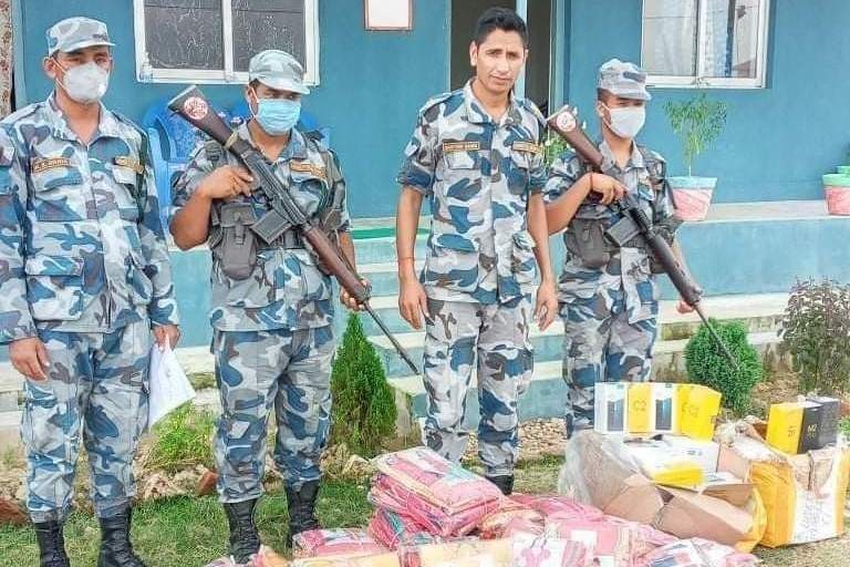 सशस्त्र प्रहरीद्वारा लाखौं मूल्यको अबैध मोबाइल बरामद