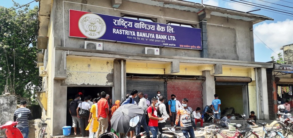 बर्दियाका बैंकहरु मापदण्ड विपरित