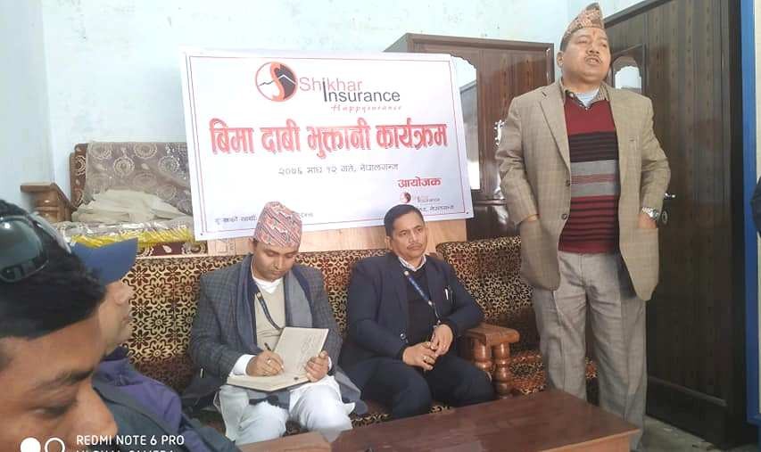 शिखर इन्स्योरेन्सले कोरोना विमाको पैसा धमाधम वितरण गर्दै