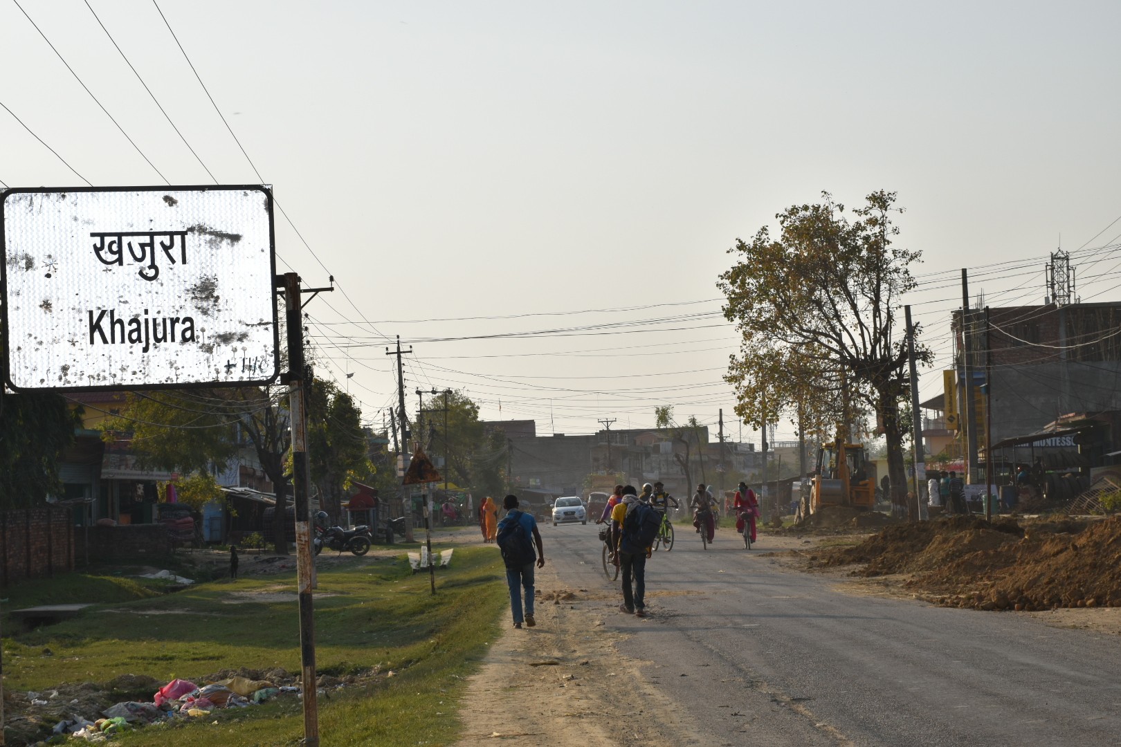 फुसको छाना विस्थापित गर्दै खजुरा