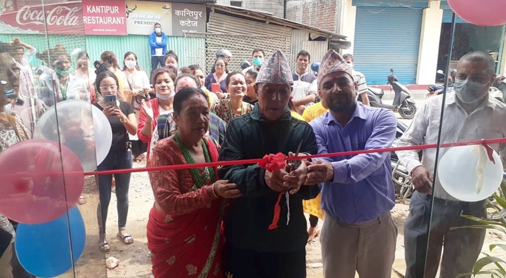 ढाकाको कपडादेखि तानमा बुनेको सारी रारा मंगोलियन बुटिकमा