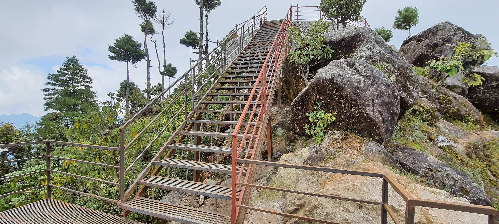 दामनमा बन्यो ७० मिटर लामो फलामे भर्‍याङ