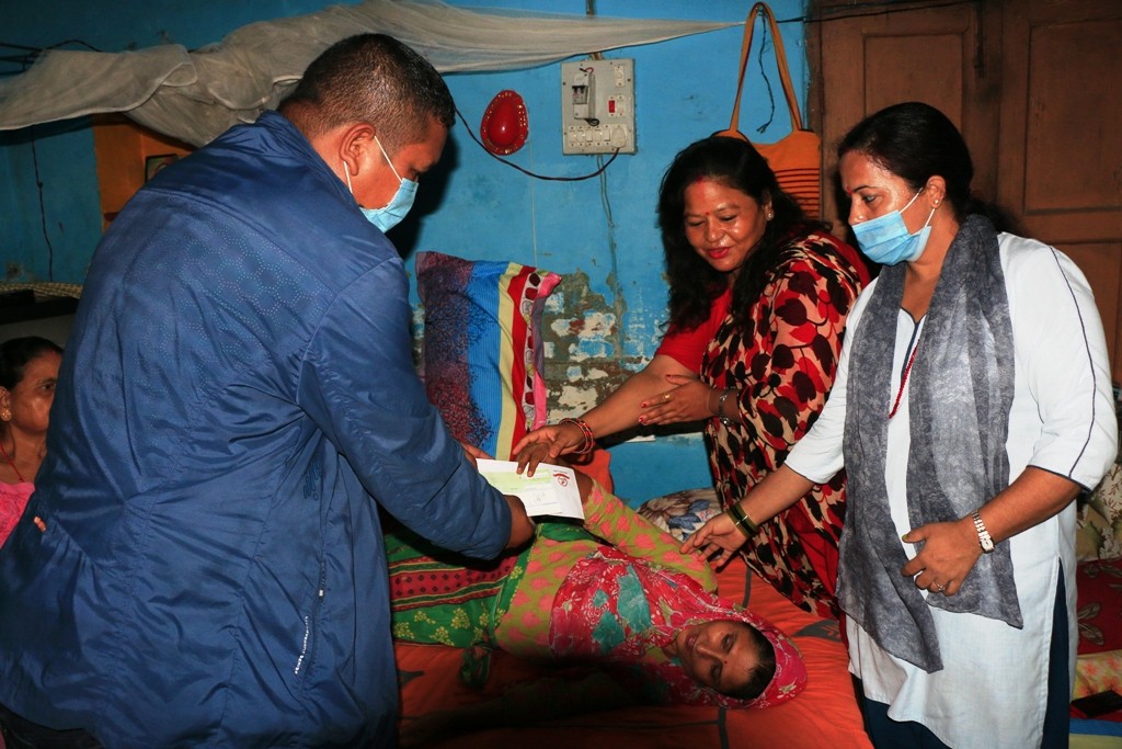 महिला उद्यमी वीनालाई रक्षक सेक्युरिटिजको सहयोग