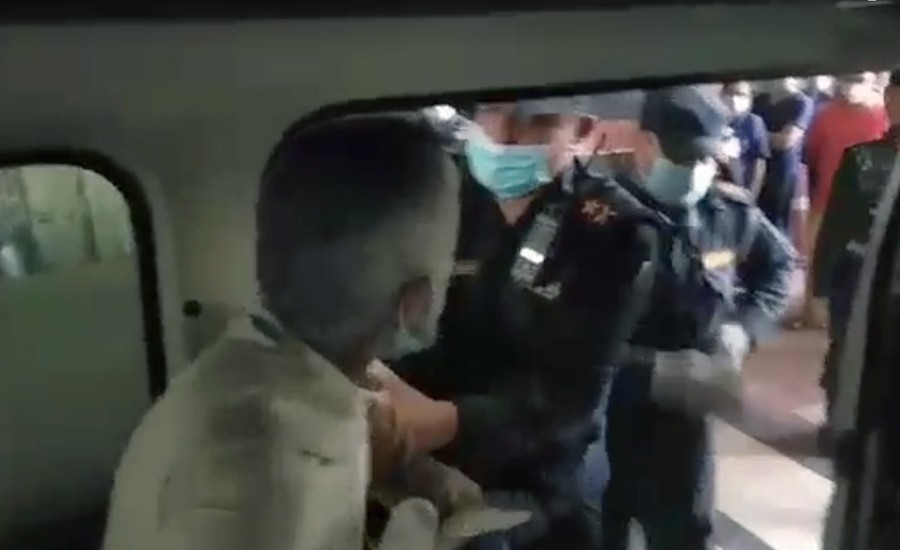 डाक्टर केसीमाथि प्रहरीको दुर्व्यवहार, जबरजस्ती ट्रमा सेन्टर लगियो