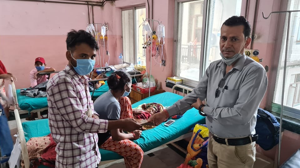 नेपालगन्ज ग्यालरीको पहलमा बालिकालाई सहयोग