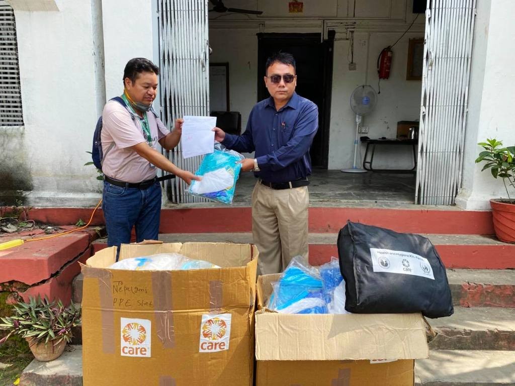 बी–ग्रुपद्वारा ५० थान पीपीई सहयोग