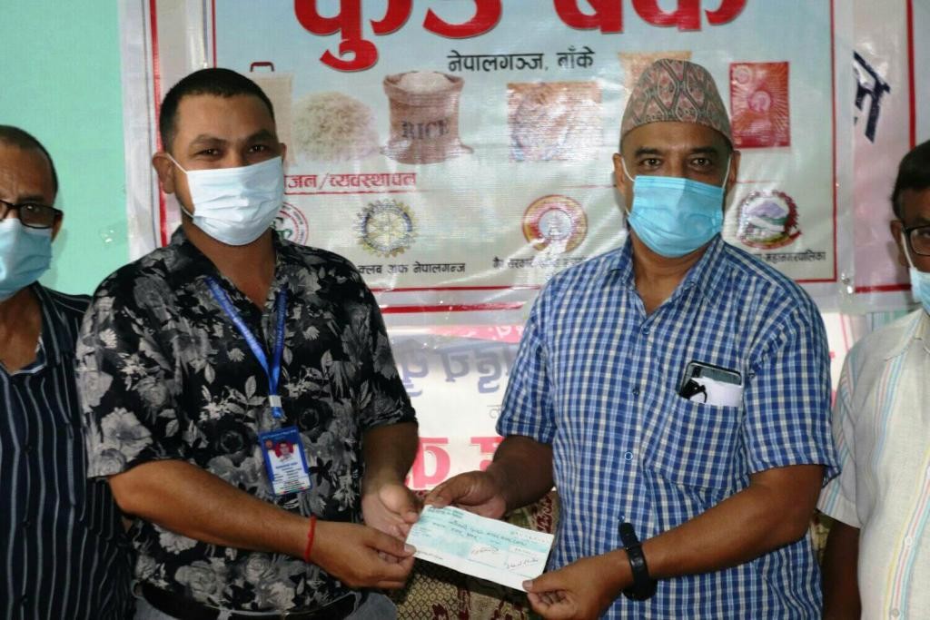 मेयर राणाद्वारा फुड बैंकलाई ५० हजार सहयोग