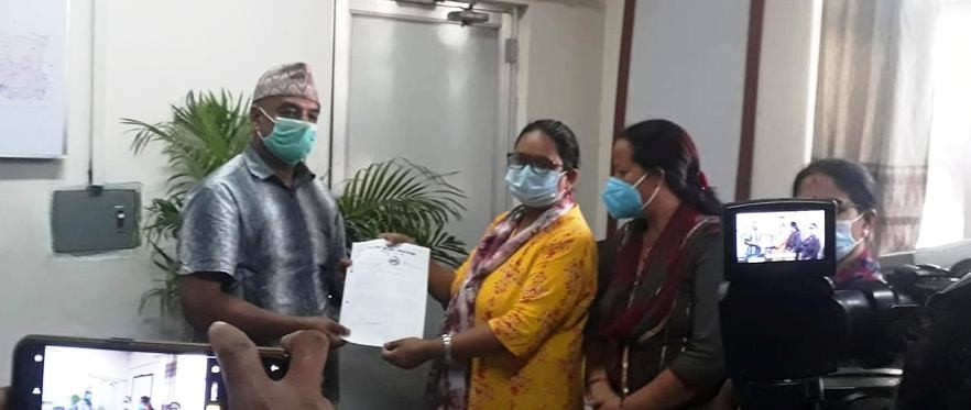 नगर प्रमुखलाई एकल महिलाहरुको ध्यानाकर्षण पत्र
