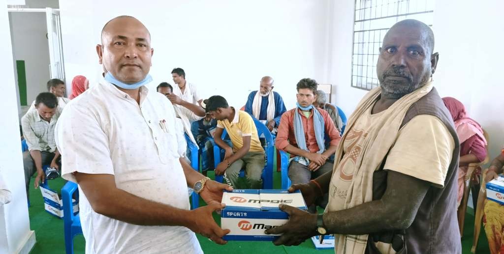 २९ जना कुष्ठरोगीलाई जुत्ता वितरण