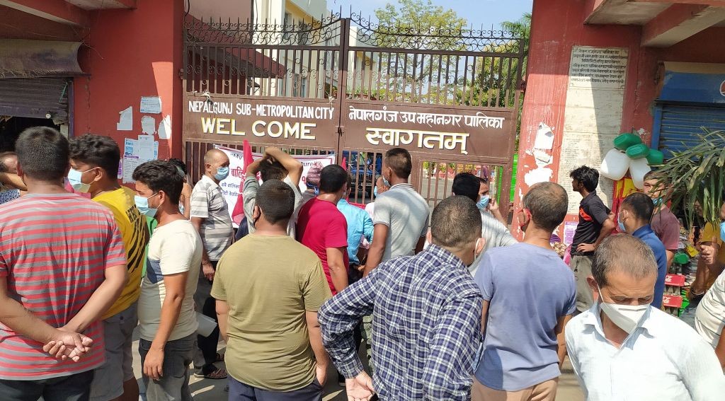 भारतबाट आएकाहरु होल्डिङ सेन्टरबाट सिधै घर, बसपार्कका ब्यवसायीलाई मर्ने डर