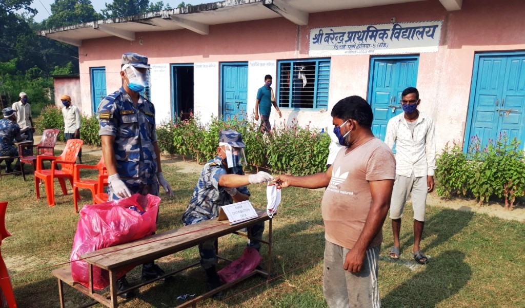 सशस्त्रद्वारा मास्क वितरण