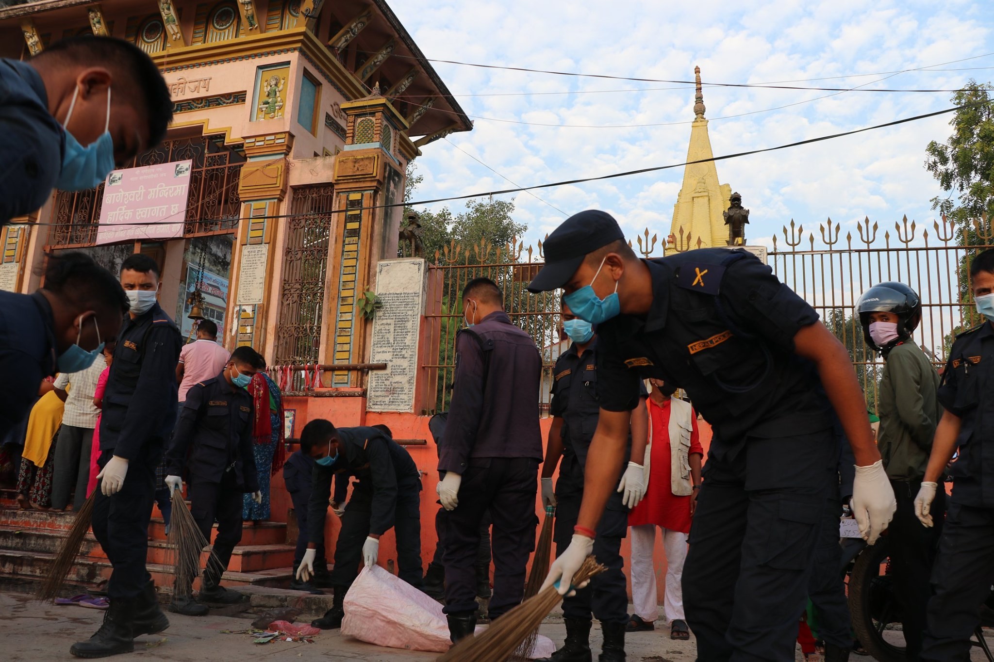 बन्द रहेको बागेश्वरीमा प्रहरीको सरसफाई