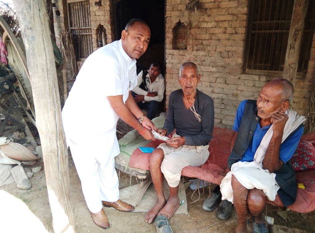 घरमै पुगेर भत्ता बाँड्छन् डुडुवा गाउँपालिकाका अध्यक्ष चौधरी