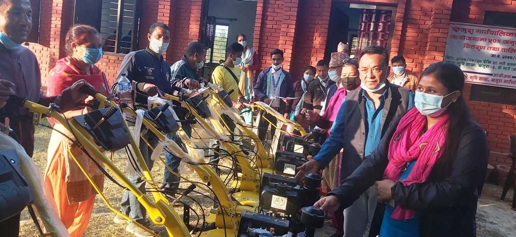 १०४ किसानलाई पावर टिलर बितरण