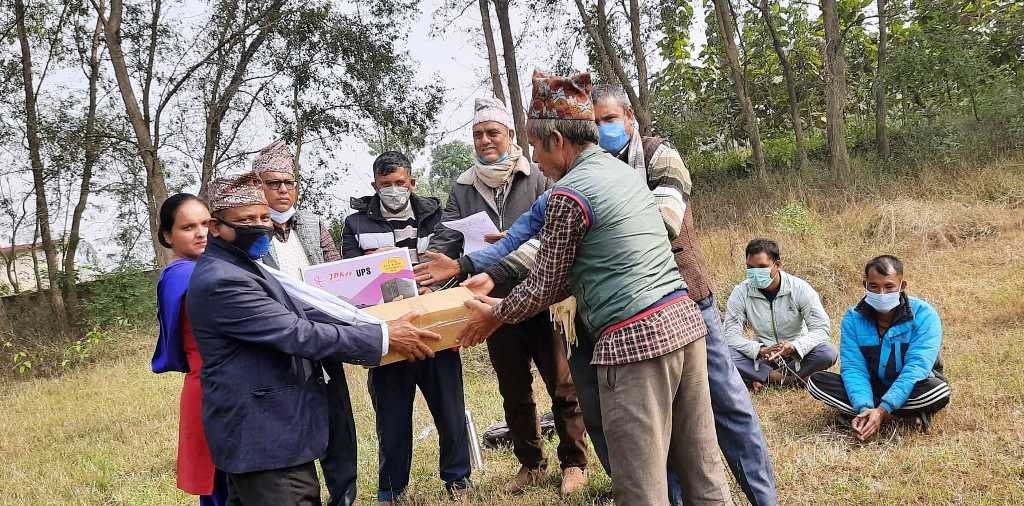 त्रिशक्ति माविलाई कम्प्युटर तथा प्रोजेक्टर प्रदान