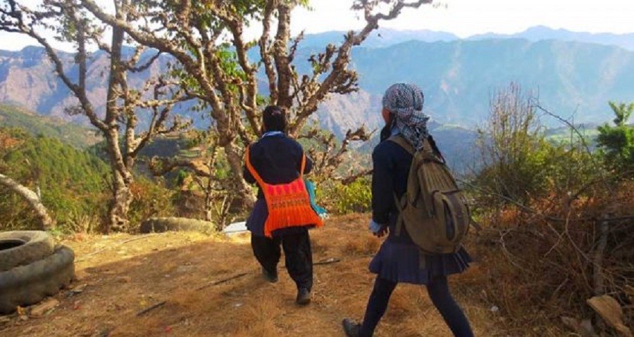 कठिन अवस्थामा सङ्घर्ष गरेर पढिरहेका छोरीहरू