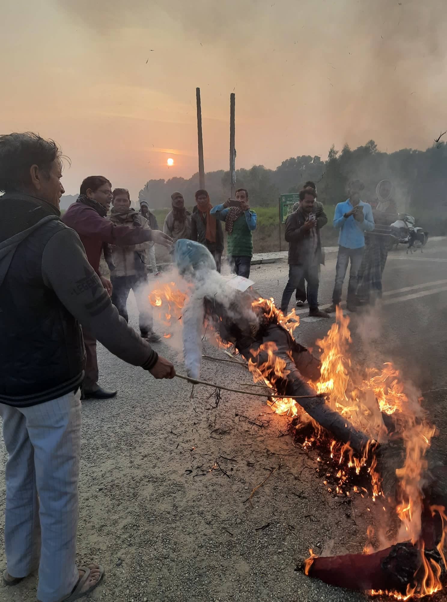 नरैनापुरमा प्रधानमन्त्रीको पुत्ला जलाइयो