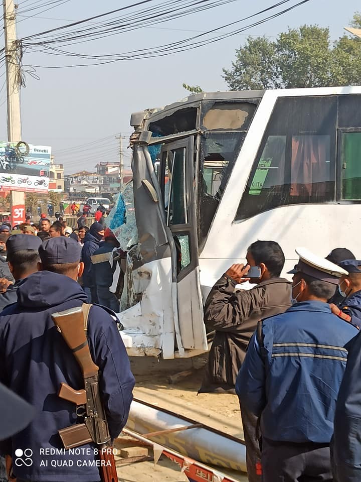 कारकाँदोमा बसले ट्रयाक्टरलाई ठोक्यो एकजनाको मृत्यु, ७ घाईते