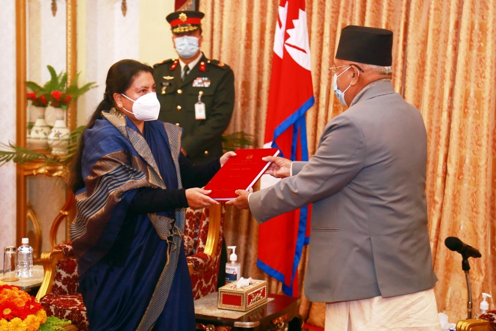 राष्ट्रपतिलाई प्रधानमन्त्रीले बुझाए सरकारका काम र उपलब्धिको प्रतिवेदन