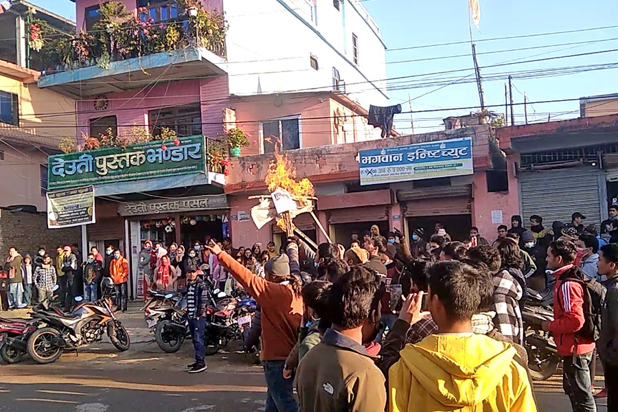 मप विश्वविद्यालयका उपकुलपति सिंहको पुत्ला जलाइयो