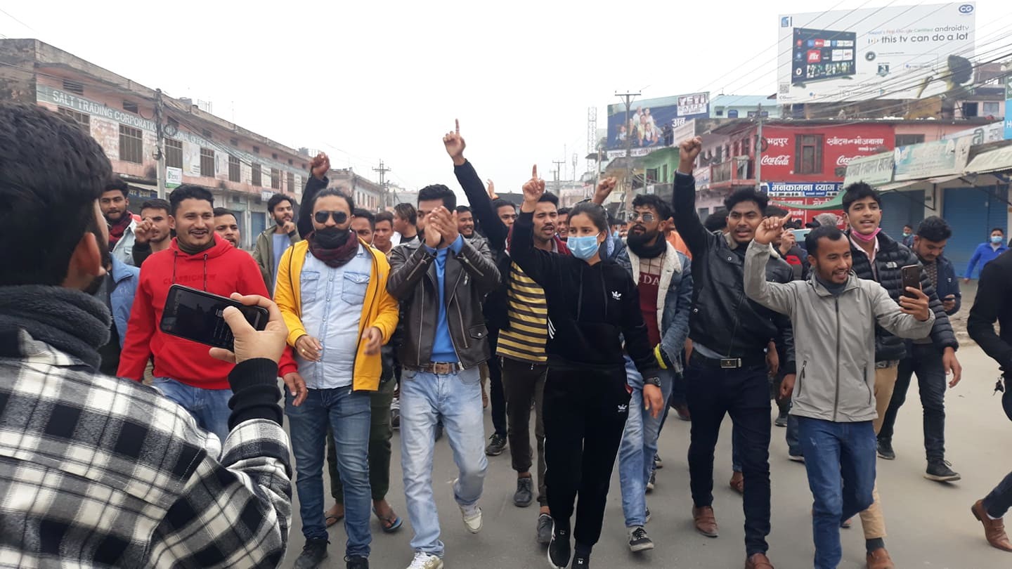 एक पक्ष बन्द गराउँदै, अर्को पक्ष खोल्न दबाब दिँदै