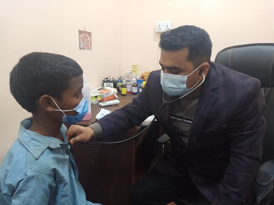 रामारोशन मेडिकलद्वारा २४ जना बालबालिकाको निःशुल्क स्वास्थ्य जाँच