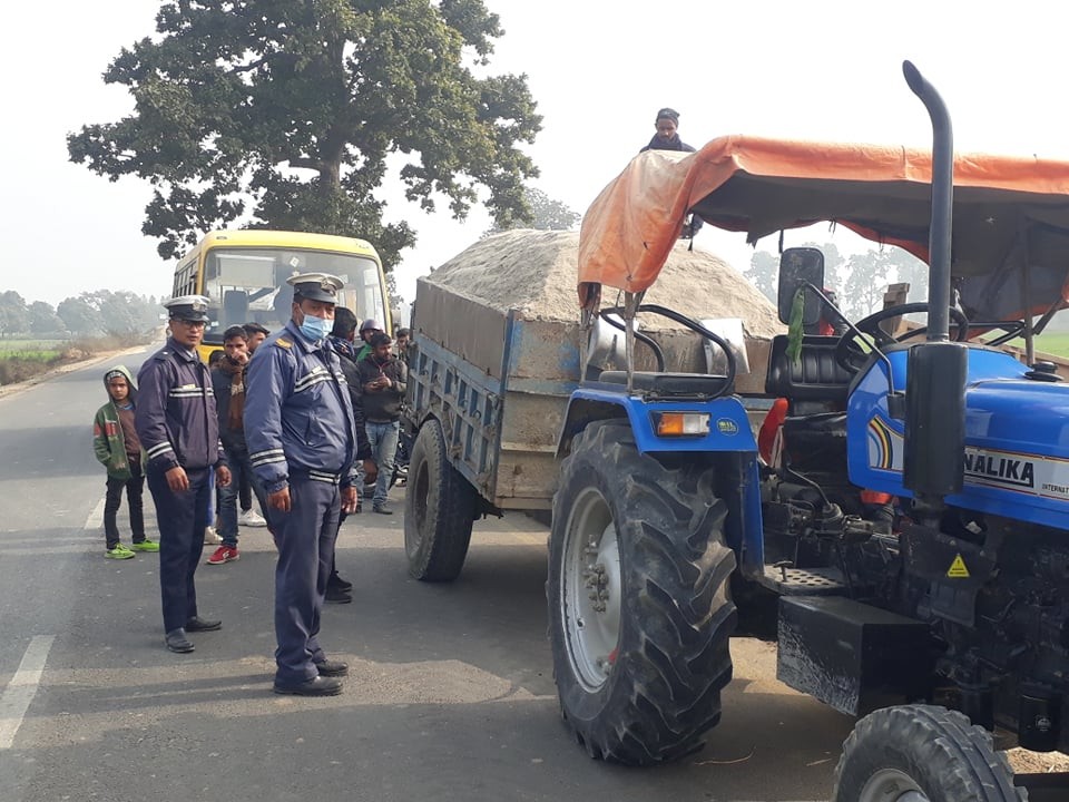 सडक विगार्ने टिप्पर र ट्रयाक्टर कारबाही गर्दै ट्राफिक प्रहरी