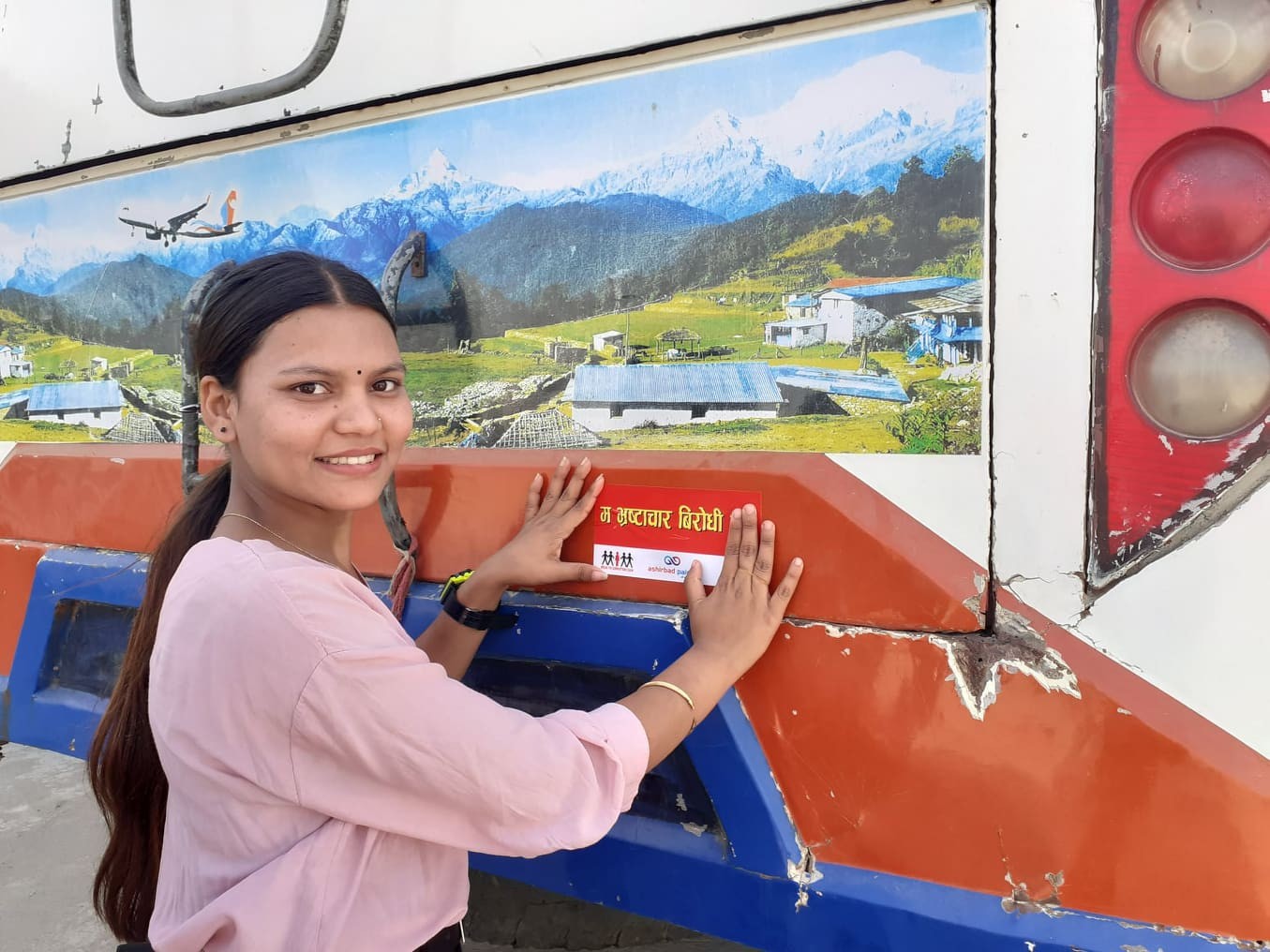 सर्वाजनिक सवारीमा भ्रष्टाचार बिरुद्धको स्टिकर टाँसियो