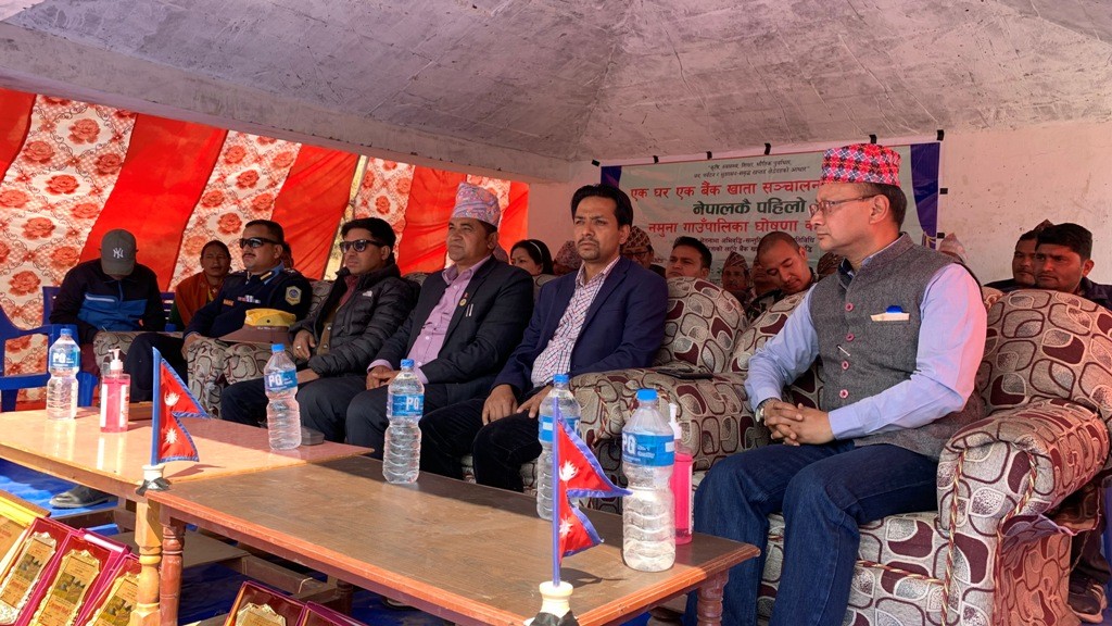 हिमालयन बैंकद्वारा शैक्षिक सामग्री बितरण