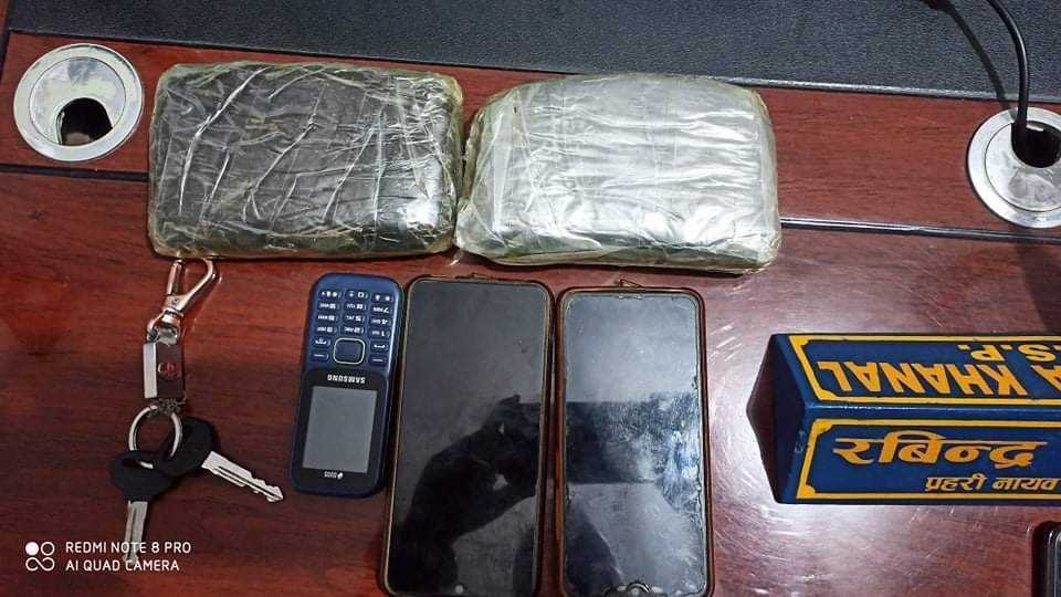 कोहलपुर प्रहरीले एक केजी चरेशसहित तीनजनालई नियन्त्रणमा लियो