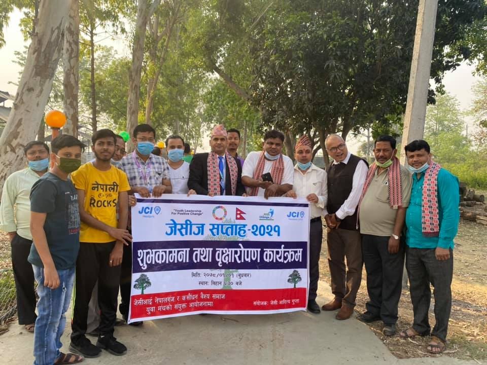 वृक्षारोपण गर्दै नयाँ वर्षको शुभकामना आदनप्रदान