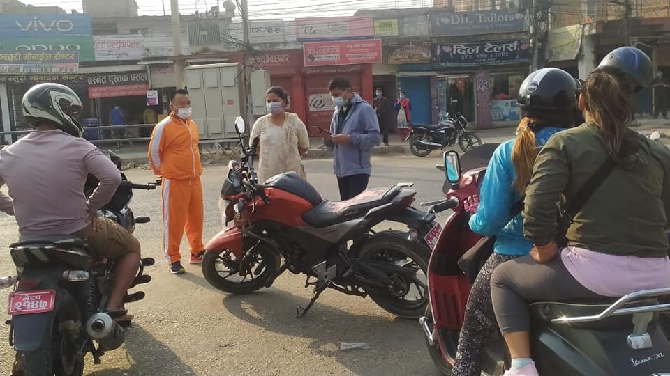 सर्वसाधरणको अनुहारमा माक्स खोज्दै एसपी राना