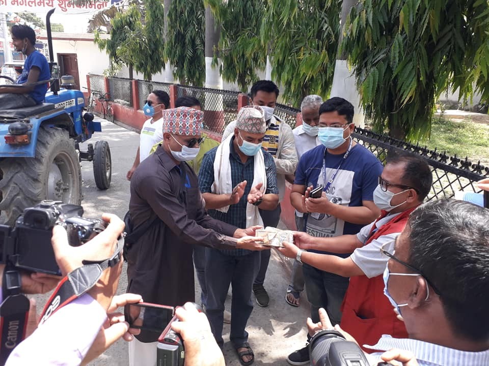 कोरोना संक्रमित उपचारका लागि अक्सिजन खरिद गर्न वडाअध्यक्ष बेहनाले २ लाख दिए