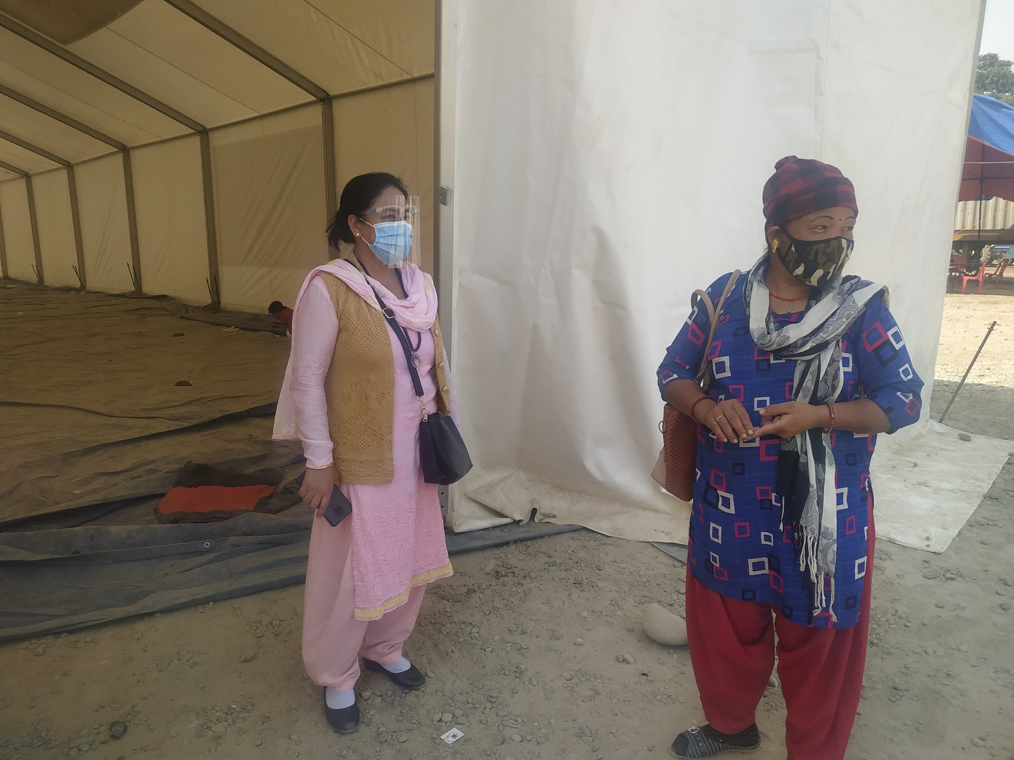 स्वास्थ्यकर्मीको मनोबल बढाउन मेयर र उपमेयर पुगे अनुगमनमा