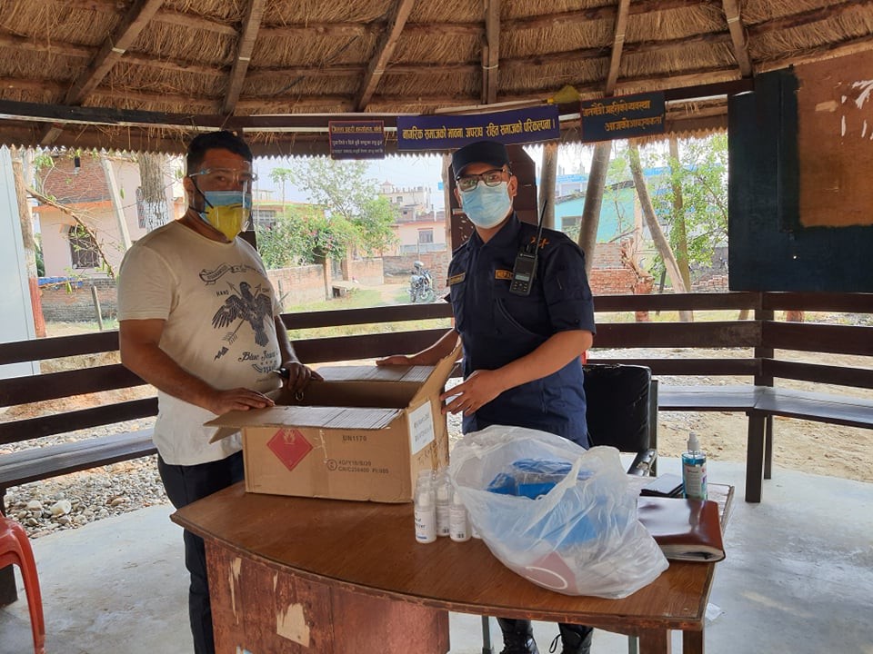 तरुण नेता भण्डारीद्वारा माक्स र सेनिटाईजर प्रदान