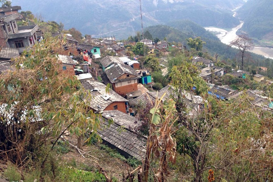 ज्वरो आउँदा धामीको भर, संक्रमित खोज्दै टोलटोलमा स्वास्थ्यकर्मी